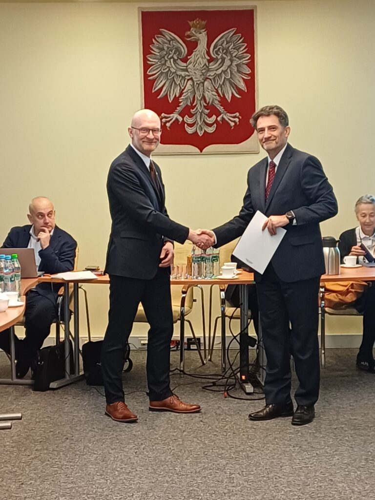 3. Główny Geodeta Kraju wręcza powołanie w skład Rady Robertowi Rachwałowi