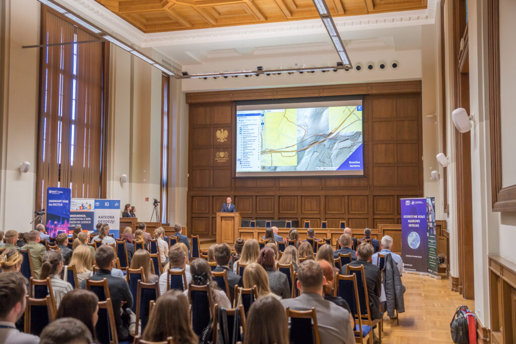 Główny Geodeta Kraju Andrzej Żylis podczas prezentacji na Ogólnopolskiej Konferencji Studentów Geodezji