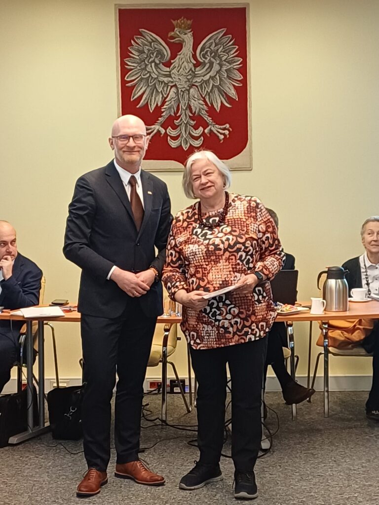 4. Główny Geodeta Kraju Wręcza powołanie w skład Rady prof. Joannie Bac Bronowicz.