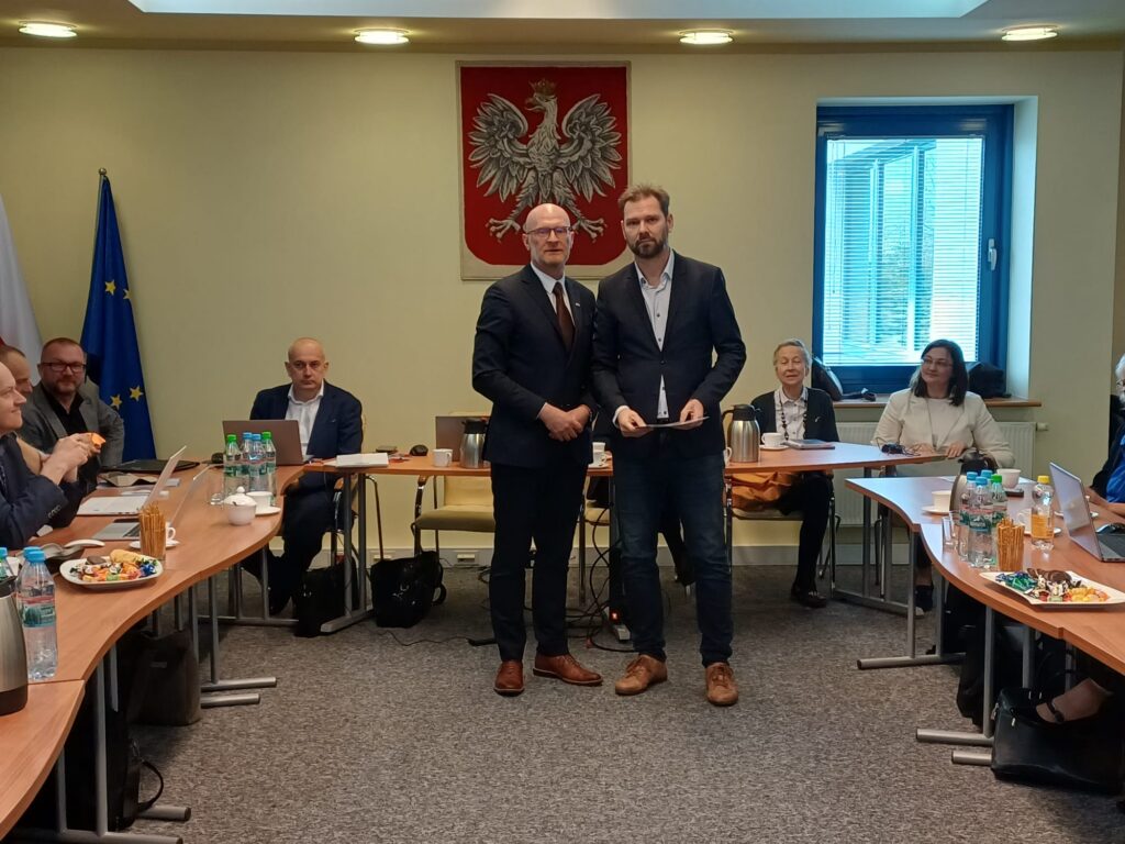 5. Główny Geodeta Kraju Wręcza powołanie w skład Rady dla Adama Augustynowicza.