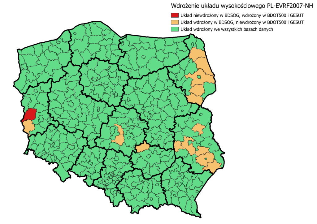 Ilustracja przedstawia mapę Polski obrazującą stan wdrożenia układu wysokościowego PL-EVRF2007-NH w baz danych w poszczególnych powiatach kraju