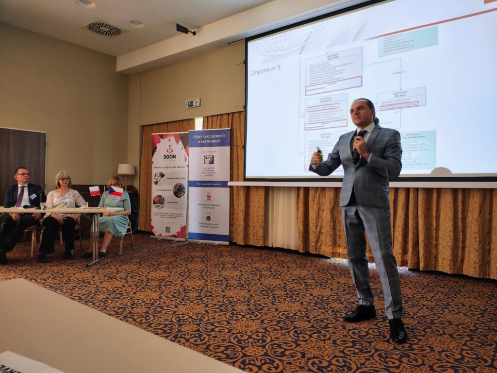 Zastępca Dyrektora Departamentu Informacji o Nieruchomościach Szymon Szczerba wygłasza prezentację o wykorzystaniu otwartych danych z Rejestru Cen Nieruchomości