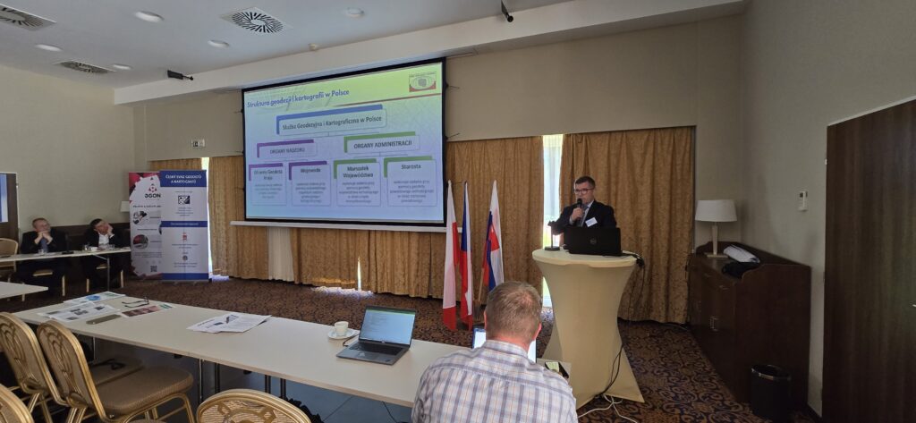 Zastępca Dyrektora Departamentu Nadzoru i Kontroli Marek Michalec podczas wystąpienia dotyczącego współpracy Głównego Geodety Kraju z organizacjami geodezyjnymi