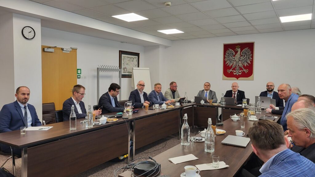 zdjęcie z sali konferencyjnej z I posiedzenia Zespołu do spraw ujednolicenia stosowania modelu pojęciowego, schematów aplikacyjnych oraz standardów wymiany danych w formacie GML