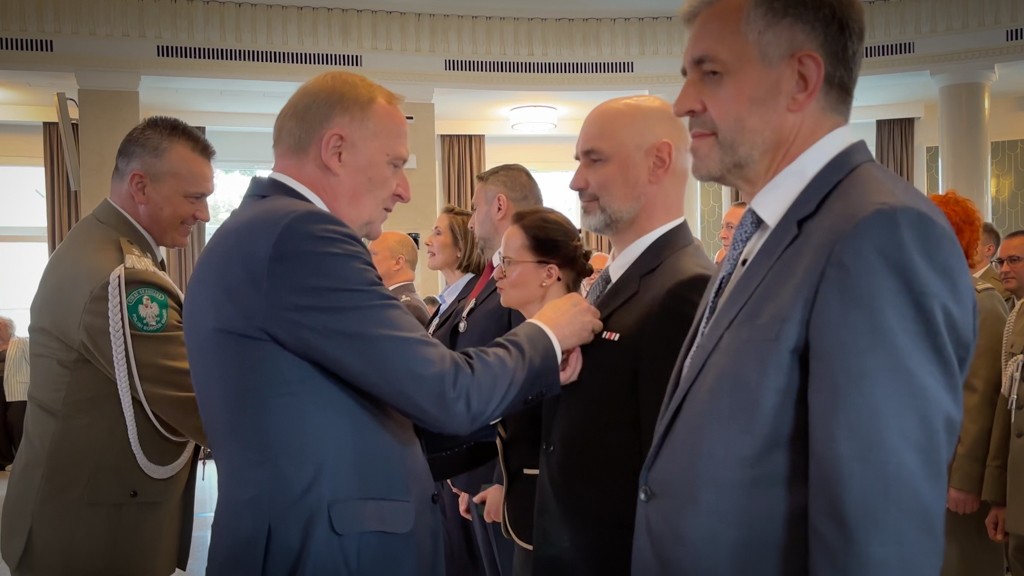 Wręczenie medalu przez Sekretarza Stanu w Ministerstwie Spraw Wewnętrznych i Administracji Czesława Mroczka.