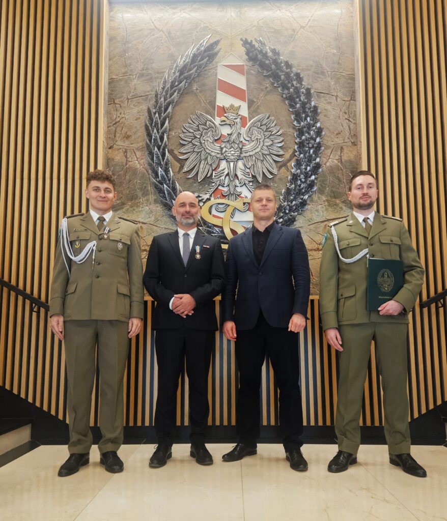 Odznaczony z przedstawicielami Wydziału Współpracy Granicznej Zarządu Granicznego Komendy Głównej Straży Granicznej