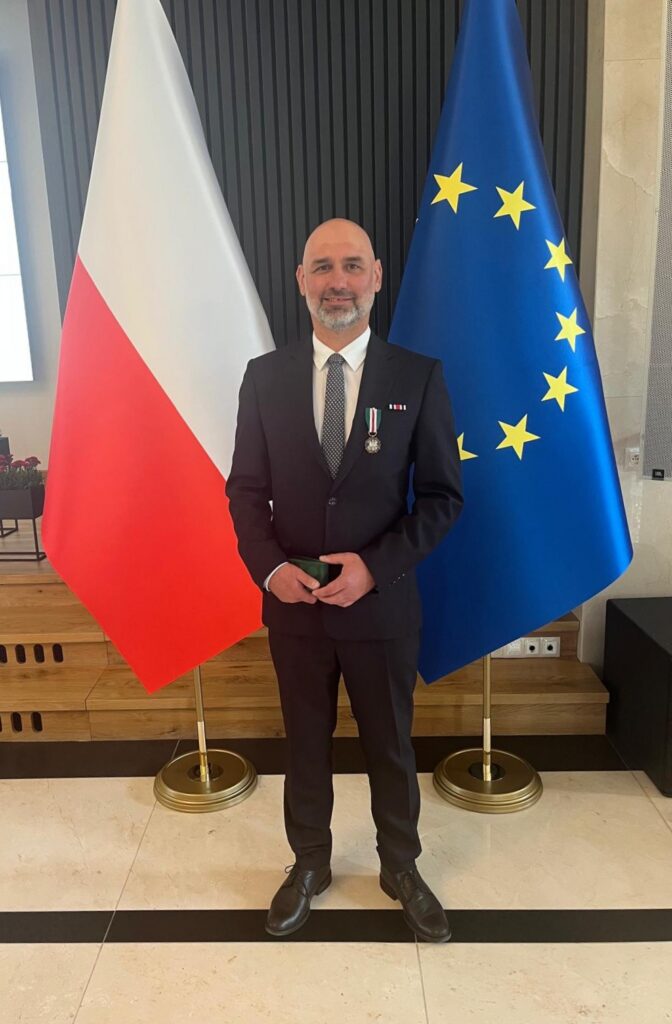 Odznaczony główny specjalista GUGiK Szymon Wajda