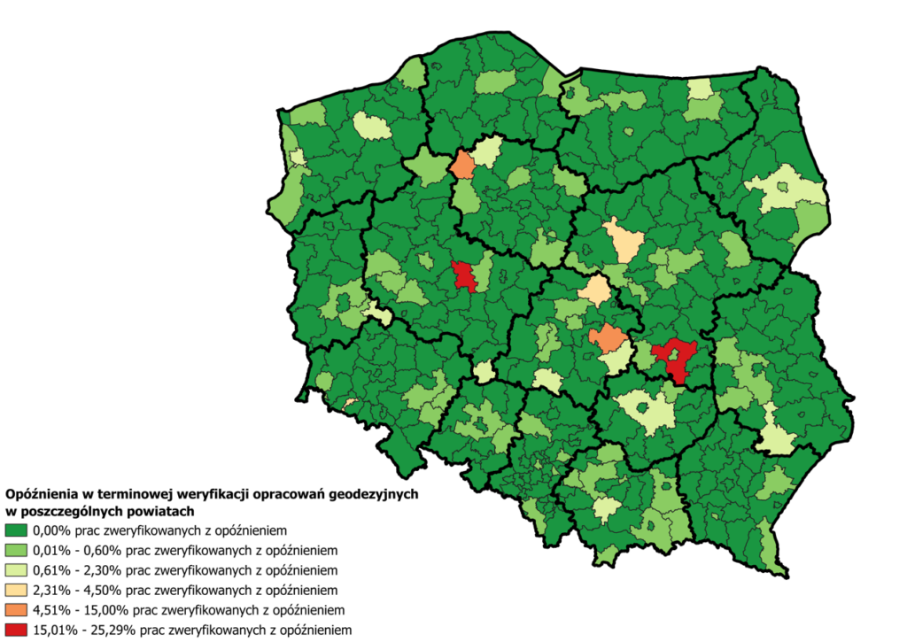 Ilustracja przedstawia mapę Polski obrazującą opóźnienia w terminowej weryfikacji opracowań geodezyjnych w poszczególnych powiatach w II kwartale 2026 roku. Kolorystyka została zróżnicowana stopniowo, począwszy od barwy zielonej oznaczającej najmniejsze opóźnienia, zakończywszy na barwie czerwonej oznaczającej największe opóźnienia.
