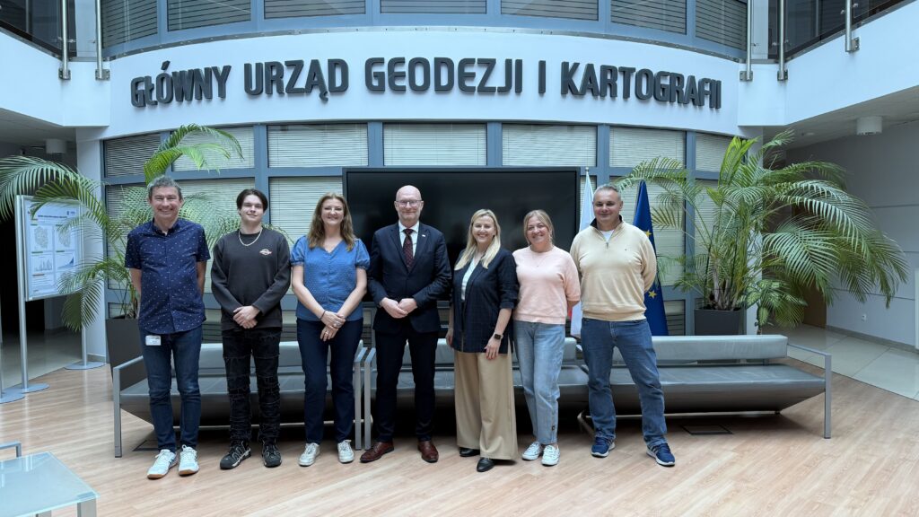 Pamiątkowe zdjęcie zwycięzców rajdu z GGK Andrzejem Żylisem