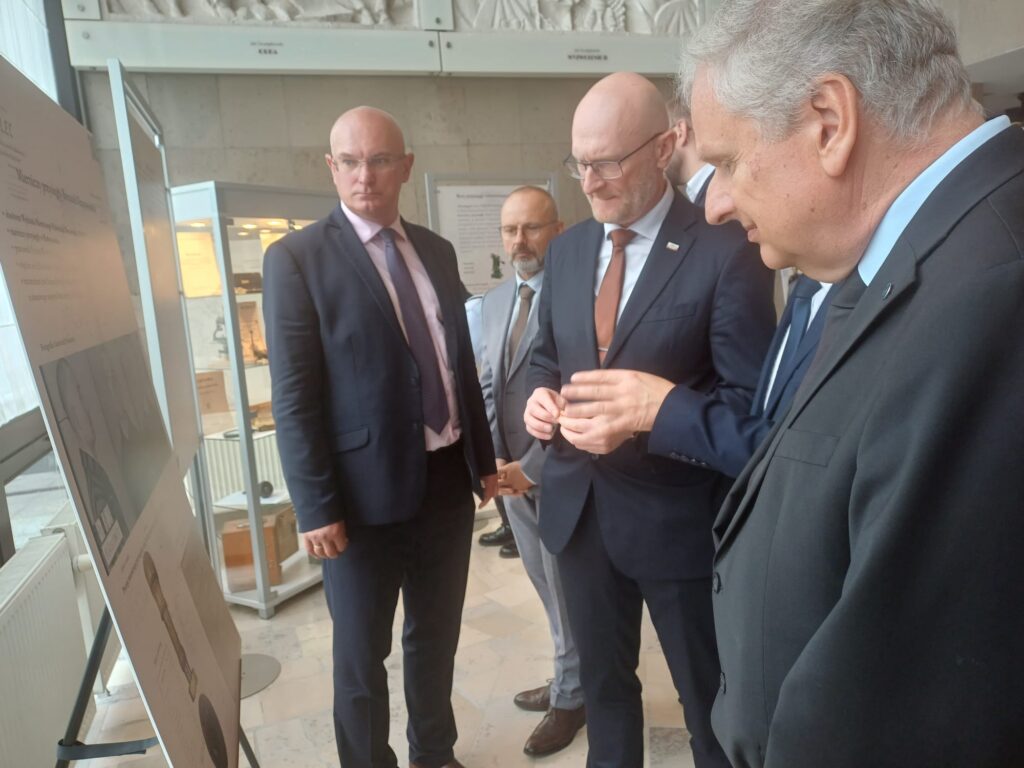 GGK Andrzej Żylis ogląda wystawę