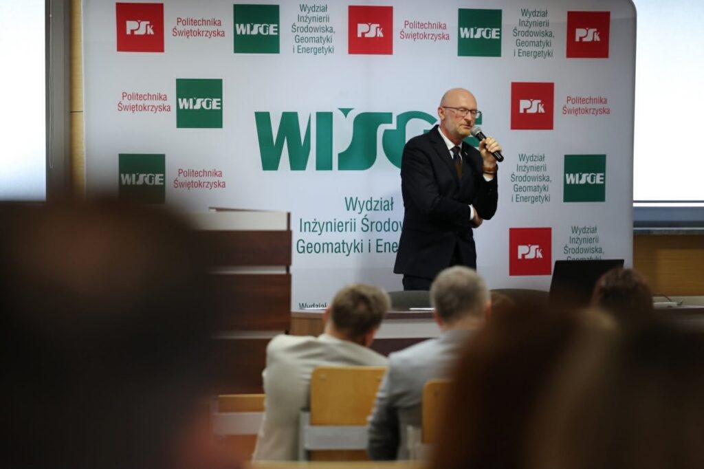 Główny Geodeta Kraju Andrzej Żylis przemawia podczas otwarcia konferencji