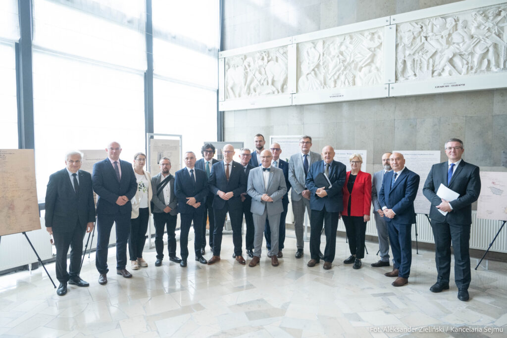 Zdjęcie grupowe uczestników otwarcia wystawy