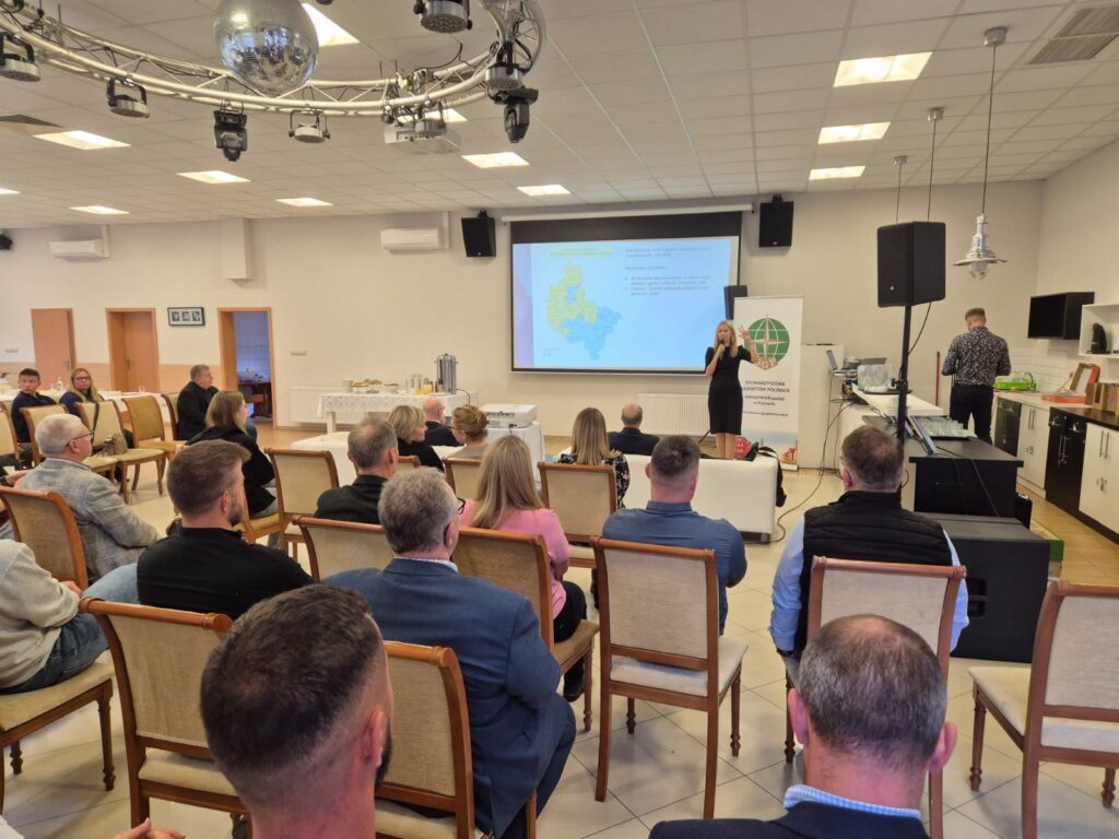 Geodeta Województwa Wielkopolskiego Hanna Mierzwiak podczas prezentacji na seminarium