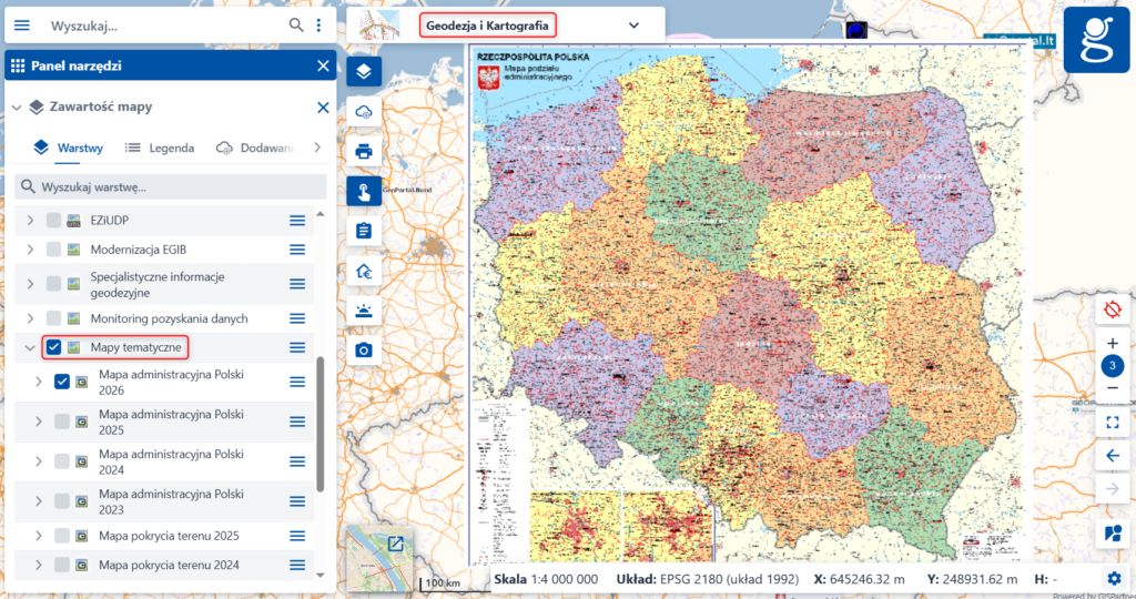Ilustracja przedstawia zrzut ekranu modułu Geodezja i Kartografia geoportal.gov.pl z zaznaczeniem miejsca, gdzie można znaleźć wpiętą usługę WMTS Mapa administracyjna Polski 2026