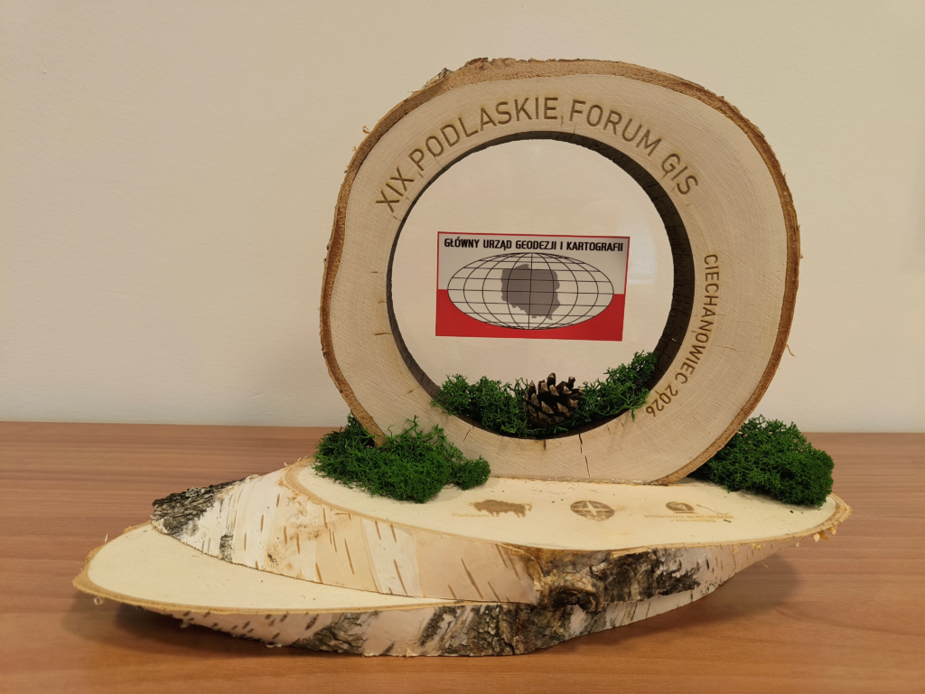 ilustracja przedstawia pamiątkową statuetkę dla GUGiK