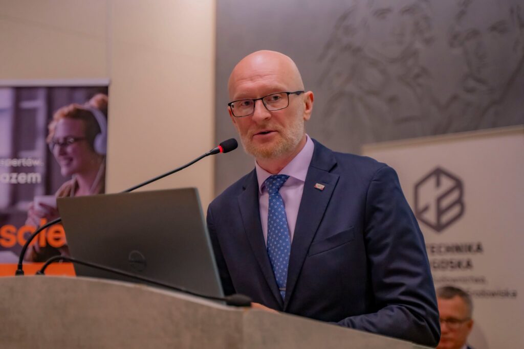 Główny Geodeta Kraju Andrzej Żylis podczas IV Seminarium Naukowo-Technicznym „Realizacja i utrzymanie budowli w warunkach współczesnych zagrożeń”, które odbyło się na Politechnice Bydgoskiej