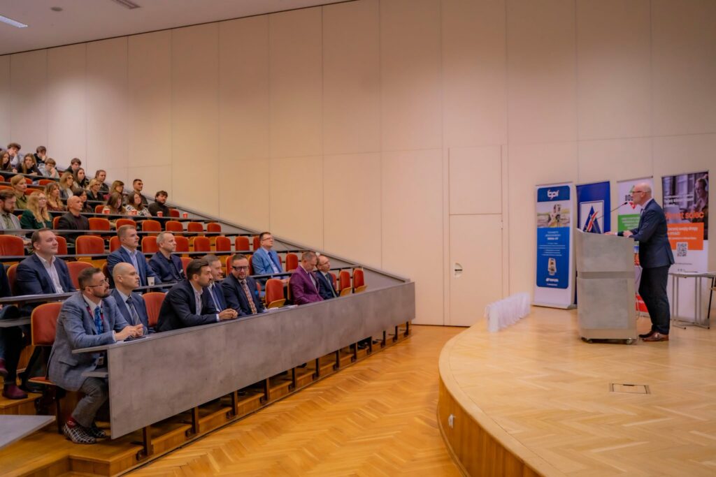 Główny Geodeta Kraju Andrzej Żylis podczas IV Seminarium Naukowo-Technicznym „Realizacja i utrzymanie budowli w warunkach współczesnych zagrożeń”, które odbyło się na Politechnice Bydgoskiej