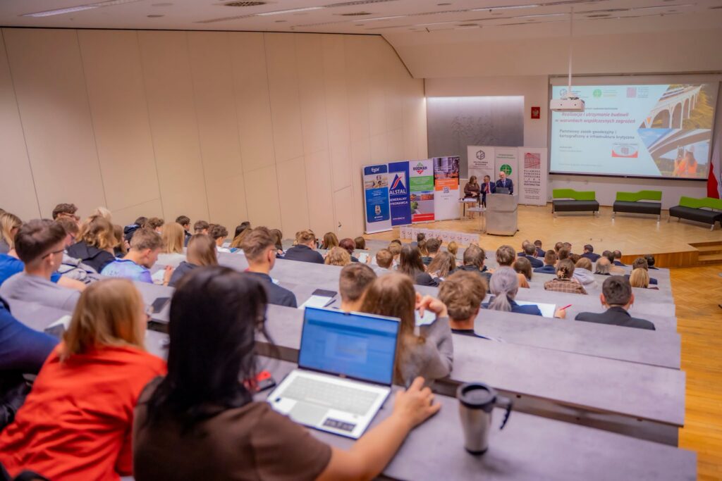 Główny Geodeta Kraju Andrzej Żylis podczas IV Seminarium Naukowo-Technicznym „Realizacja i utrzymanie budowli w warunkach współczesnych zagrożeń”, które odbyło się na Politechnice Bydgoskiej
