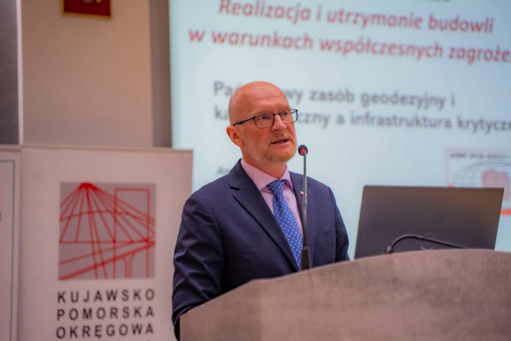 Główny Geodeta Kraju Andrzej Żylis podczas IV Seminarium Naukowo-Technicznym „Realizacja i utrzymanie budowli w warunkach współczesnych zagrożeń”, które odbyło się na Politechnice Bydgoskiej