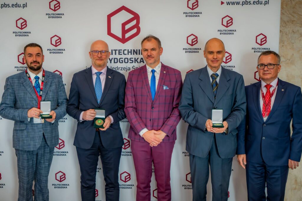 Główny Geodeta Kraju Andrzej Żylis podczas IV Seminarium Naukowo-Technicznym „Realizacja i utrzymanie budowli w warunkach współczesnych zagrożeń”, które odbyło się na Politechnice Bydgoskiej